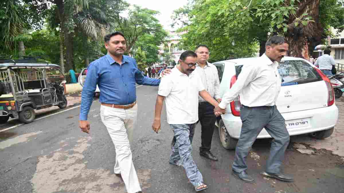 जबलपुर CBI रिश्वतकांड: 6 महीने से फरार GST अधीक्षक मुकेश बर्मन ने किया सरेंडर, संपत्ति कुर्की के आदेश जारी होते ही कोर्ट पहुंचा आरोपी 