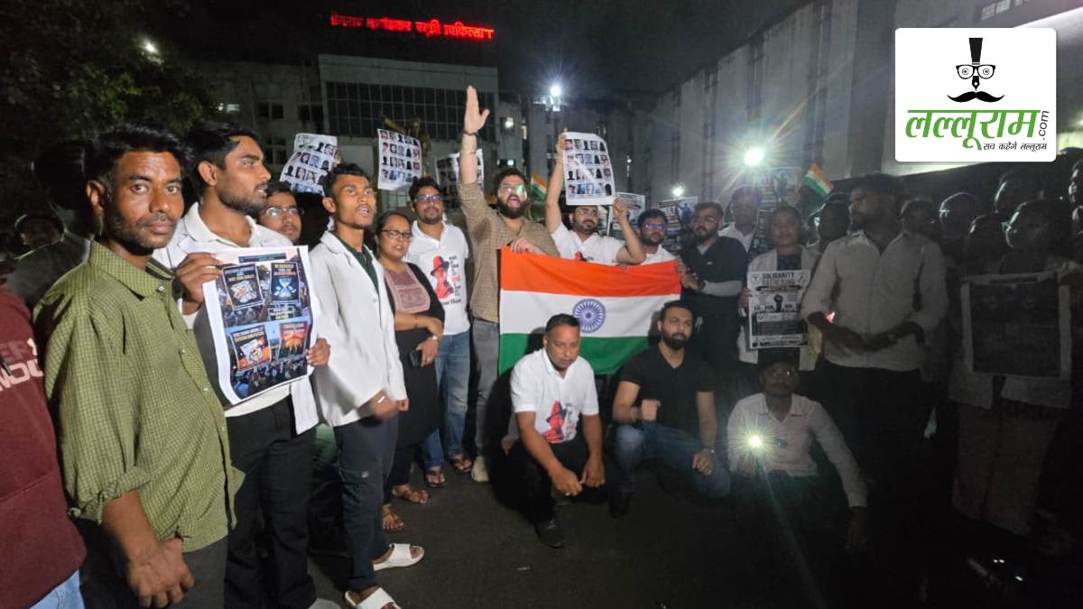 NEET पेपर लीक के विरोध में उतरे जूनियर डॉक्टर: अंबेडकर अस्पताल के बाहर JDA ने किया शांतिपूर्ण प्रदर्शन, शिक्षा व्यवस्था में सुधार और शिक्षा मंत्री के इस्तीफे की उठाई मांग