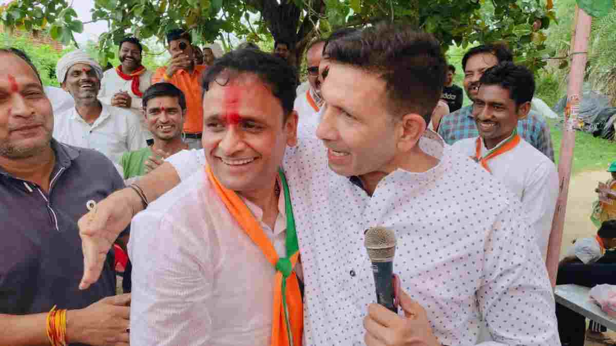 Datia By-election: कांग्रेस के मंच से वोट मांग ले गए बीजेपी प्रत्याशी; प्रदेश अध्यक्ष ने दे दी जादू की झप्पी!