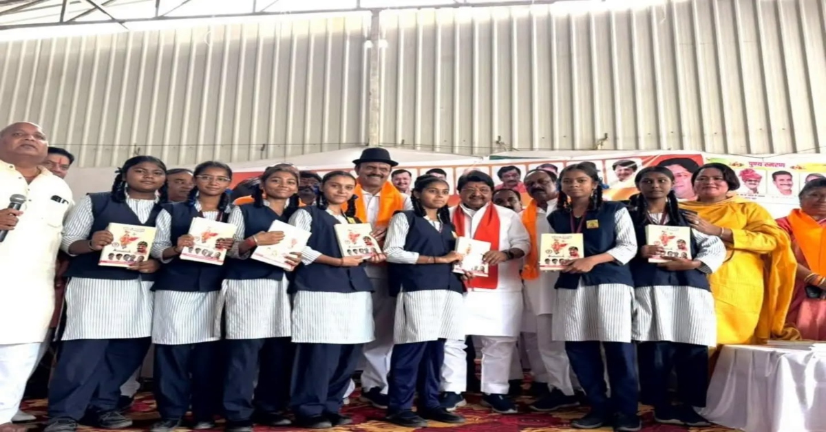 लव-जिहाद पर कैलाश विजयवर्गीय की छात्राओं को सीख, बोले- नाम बदलकर फायदा उठाने वालों से रहो सावधान