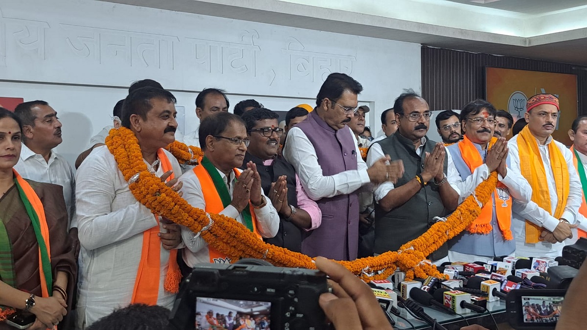 बांकीपुर उपचुनाव लड़ रहे प्रशांत किशोर को बड़ा झटका, केसी सिन्हा समेत 3 नेता BJP में शामिल