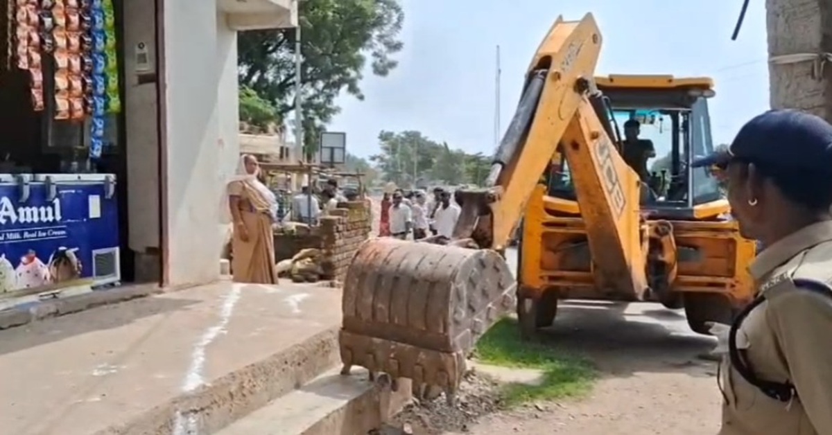 ओंकारेश्वर फोरलेन निर्माण में मनमानी! रसूखदारों के चक्कर में तिरछी कर रहे सड़क? कोठी में भड़के ग्रामीण, मौके पर भारी तनाव!