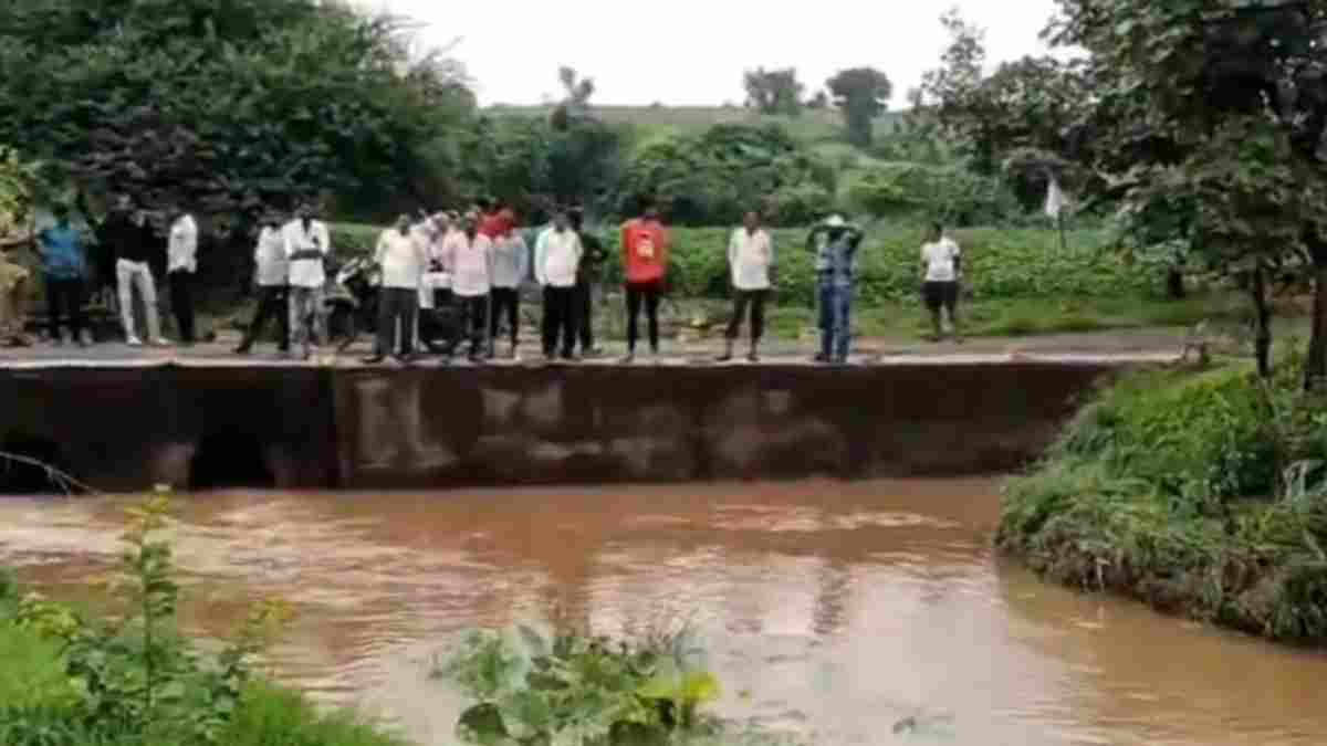 उफनती नदी को पार करना पड़ा भारी: दो युवक बाइक समेत बहे, एक ने तैरकर बचाई जान, दूसरे की तलाश जारी    