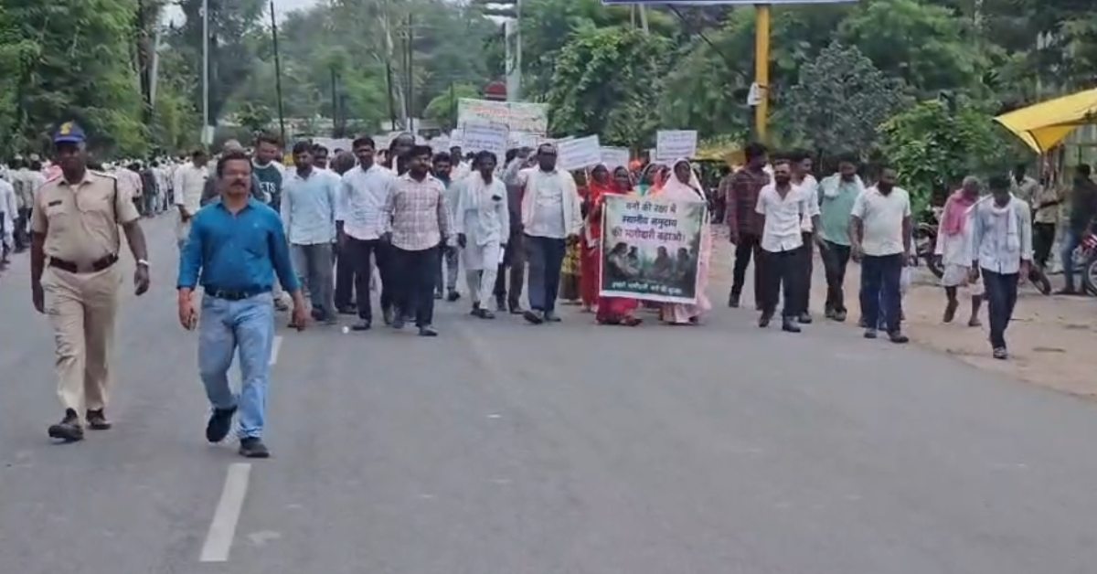 खंडवा में जंगल काटने वालों के खिलाफ प्रदर्शन: सड़कों पर उतरे कोरकू जनजाति के लोग, कार्रवाई की मांग