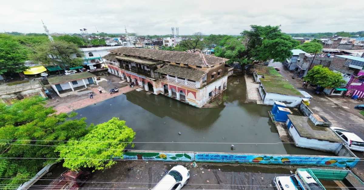 स्कूल परिसर में दो फीट तक भरा पानी: क्लास तक जाने के लिए मशक्कत कर रहे छात्र, दावों की खुली पोल