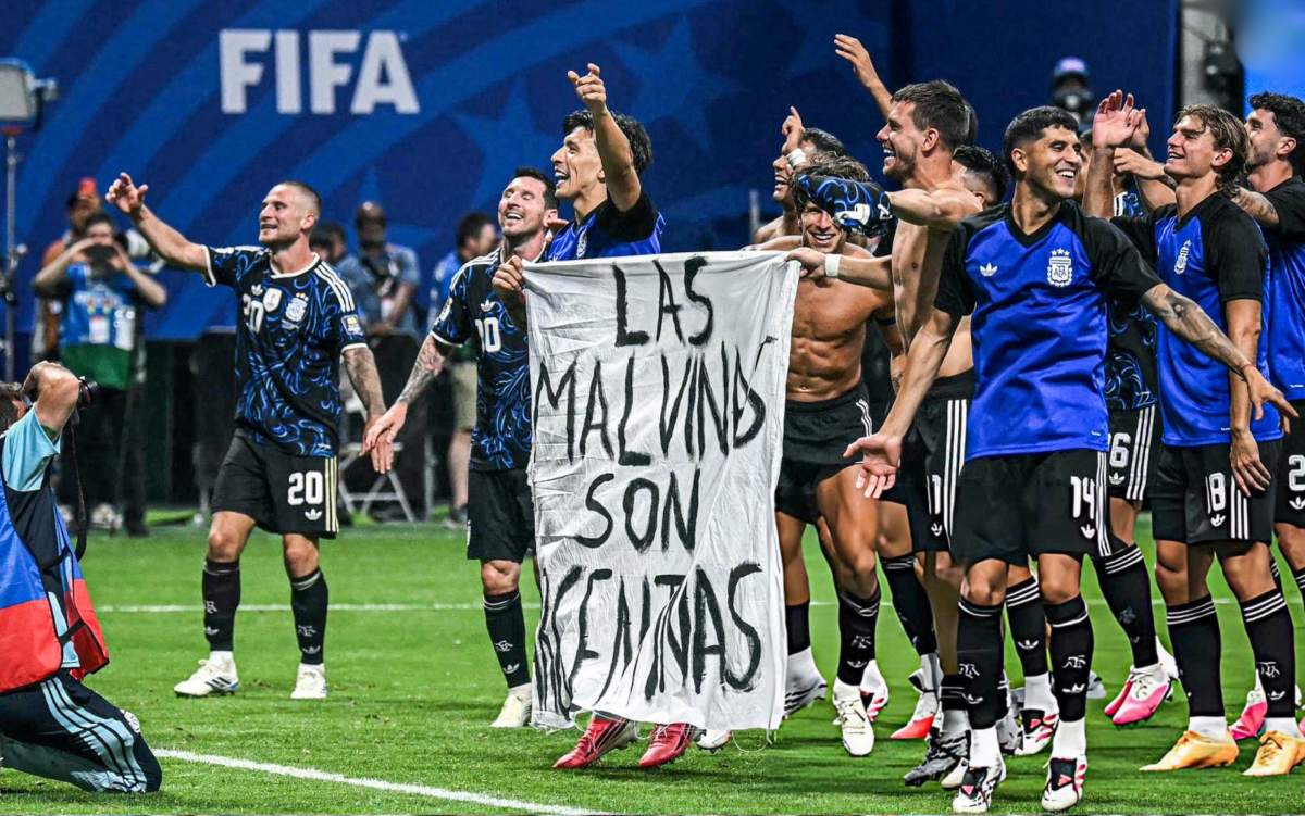 FIFA World Cup 2026: इंग्लैंड को हराकर फाइनल में पहुंचने के बाद विवादों में घिरी अर्जेंटीना, खिलाड़ियों की इस हरकत पर फीफा ले सकता है बड़ा एक्शन