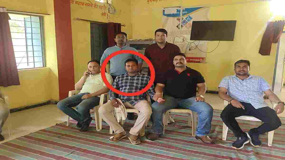 लोकायुक्त का छापा: रोजगार सहायक 8 हजार की रिश्वत लेते गिरफ्तार, इस काम के एवज में मांगी थी घूस