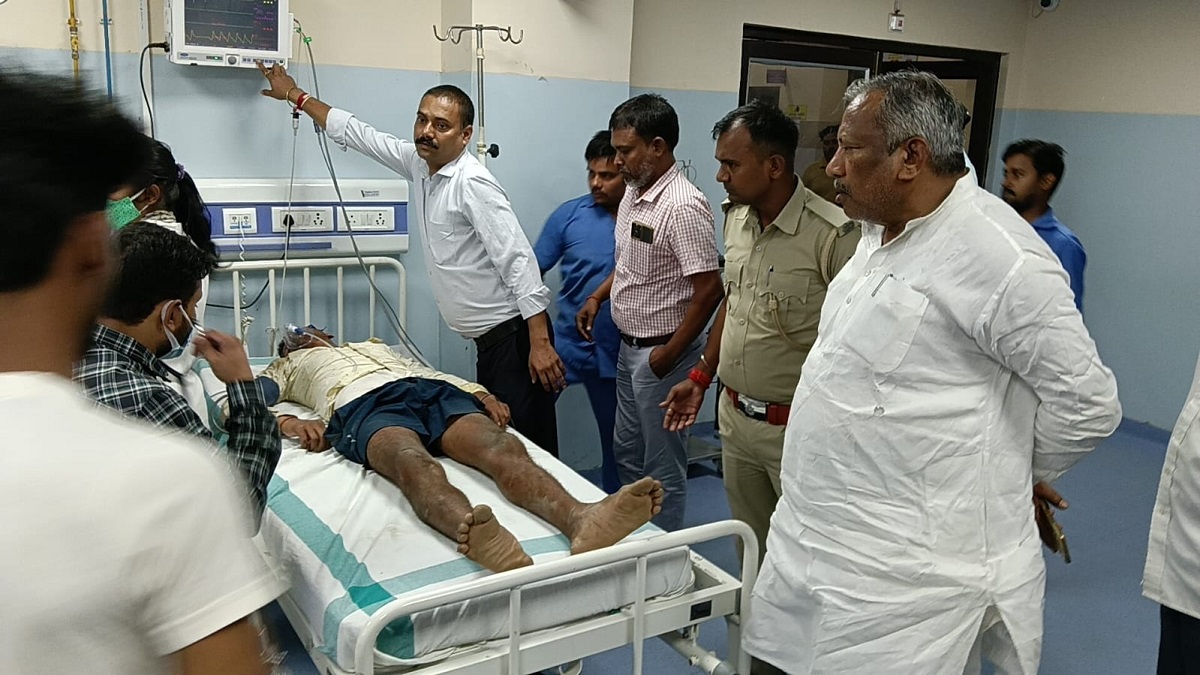 सांसद कौशलेंद्र कुमार बने फरिश्ता, सड़क पर तड़प रहे घायल युवक को खुद पहुंचाया अस्पताल