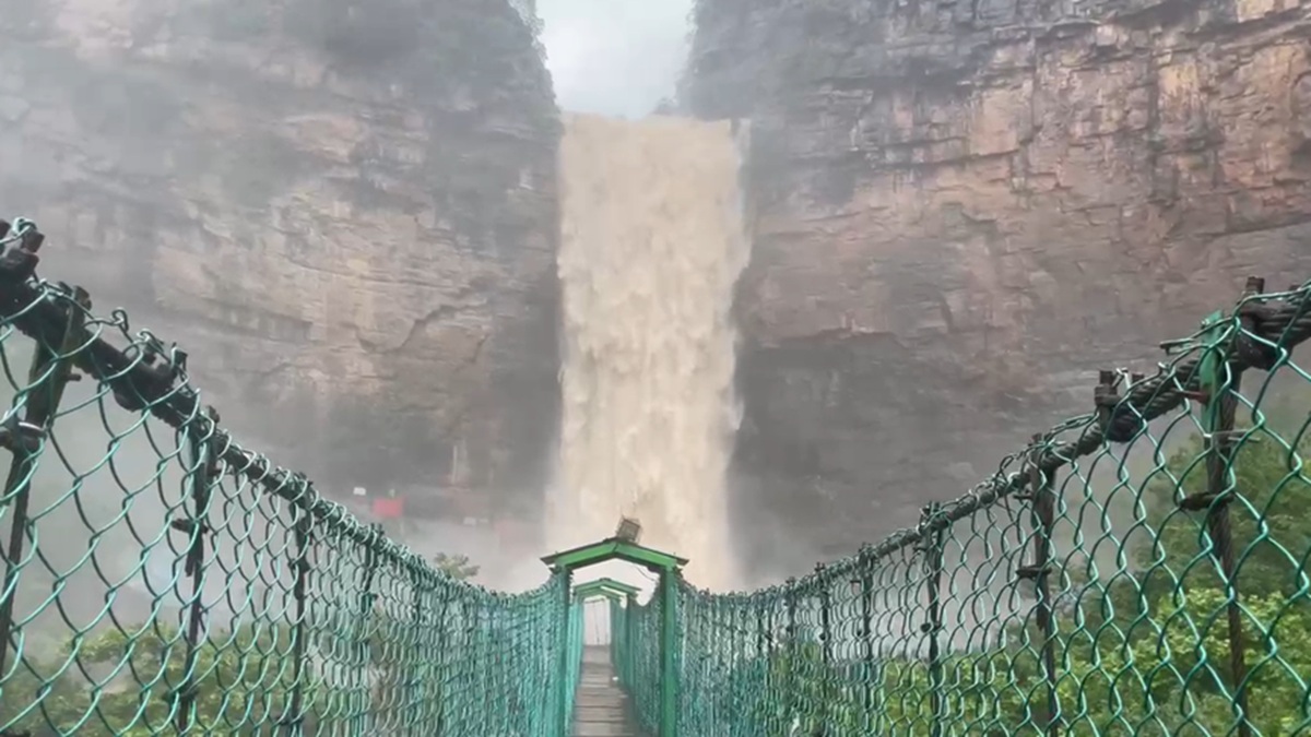 रोहतास: मां तुतला भवानी धाम में विकराल हुआ वॉटरफॉल, गर्भगृह में फंसे 15 श्रद्धालु