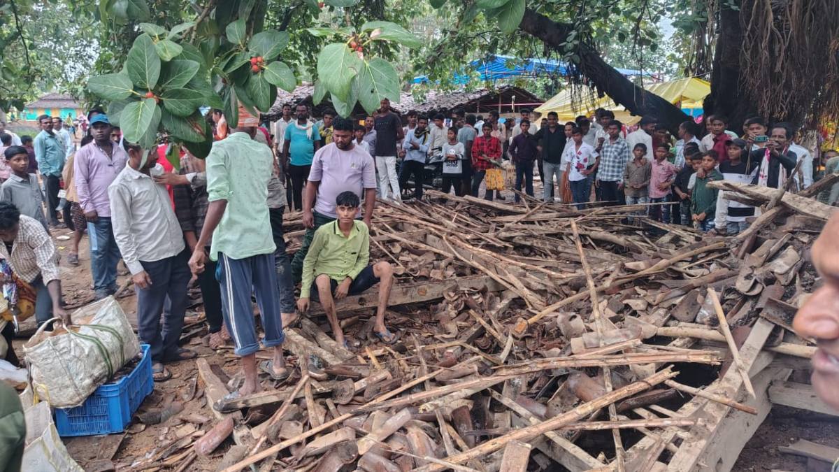 छत्तीसगढ़ में रथयात्रा के दौरान बड़ा हादसा: मूसलाधार बारिश के बीच पुराना होटल ढहा, 9 से अधिक लोग मलबे में दबे