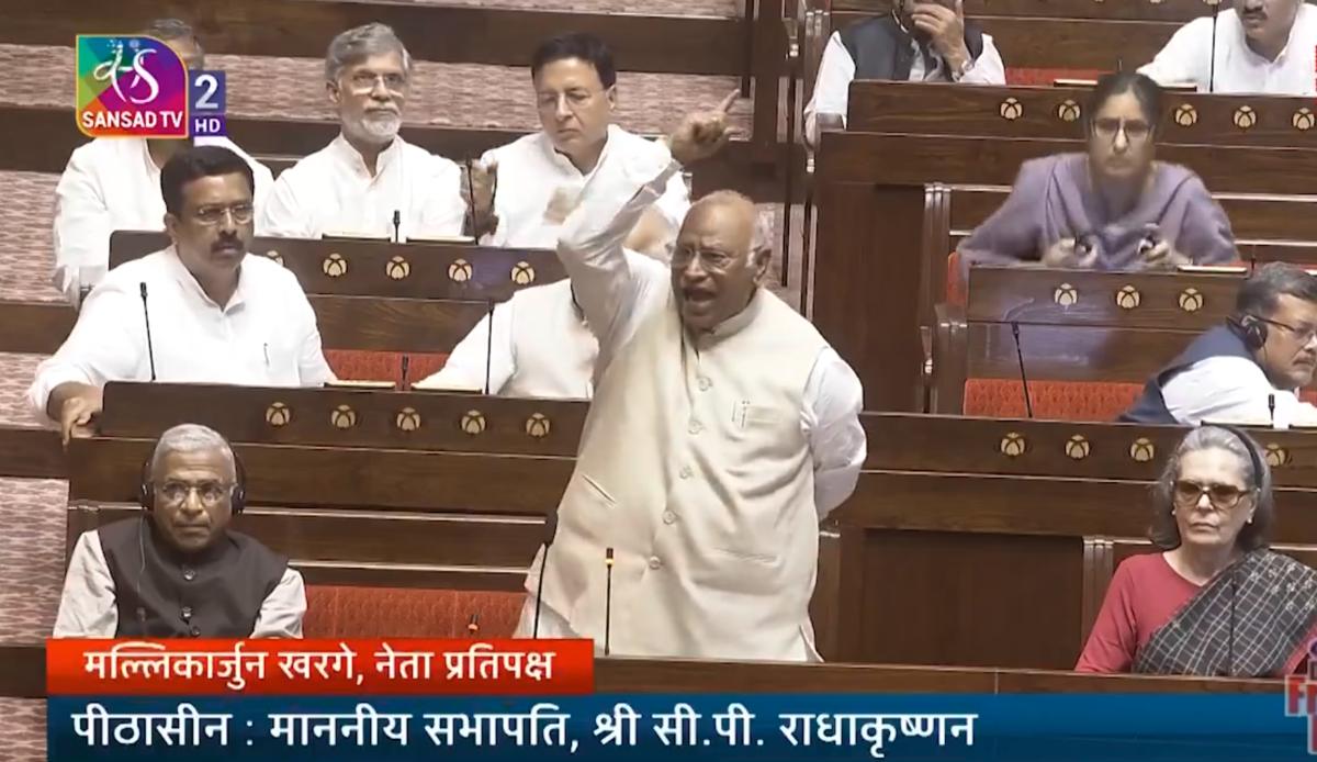 ‘देश अराजकता की ओर, सदन में बोलने नहीं’, नीट प्रोटेस्ट पर मल्लिकार्जुन खरगे ने सरकार को घेरा, एक घंटे में संसद की कार्यवाही दो बार स्थगित