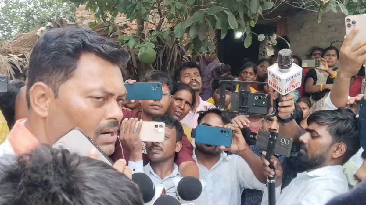 ‘बिहार में अब नहीं आएगा जंगलराज’, पीड़ित परिजनों में मिलने पहुंचे मंत्री लखेंद्र पासवान का बड़ा बयान