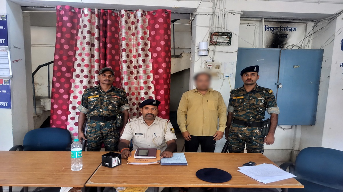 शर्मसार हुआ गुरु-शिष्य का पवित्र रिश्ता! छात्राओं से गंदी बात करने वाला शिक्षक गिरफ्तार