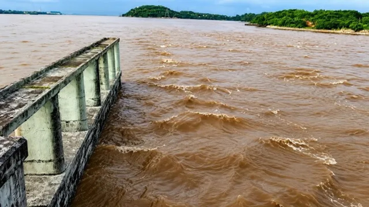 उफान पर महानदी: मुंडली में बढ़ा खतरा, मछुआरों पर सीधा असर