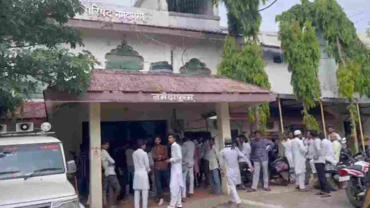 नर्मदापुरम में नर्मदा किनारे से हटाई गई अवैध मजार, नगर पालिका कार्यालय पर मुस्लिम समाज का हंगामा 