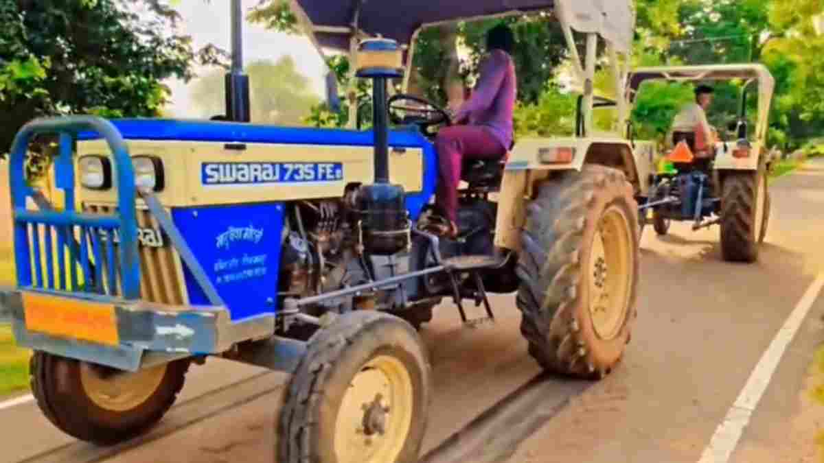 बीच सड़क मौत का खेल! दो ट्रैक्टरों की खतरनाक स्टंटबाजी, Video वायरल  