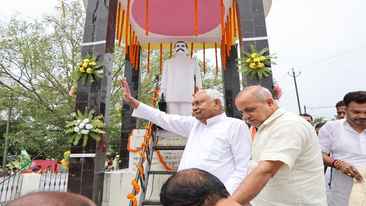 जलालपुर पहुंचे नीतीश कुमार का हुआ भव्य स्वागत, लोक कवि पंडित महेंद्र मिश्र को अर्पित की श्रद्धांजलि