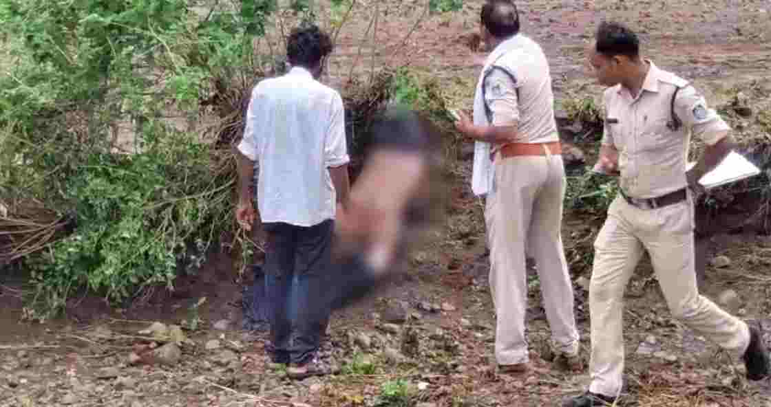 एक लापरवाही और चली गई जान: उफनती नदी में बहे दो बाइक सवार, पुलिस ने दोनों के शव किए बरामद 