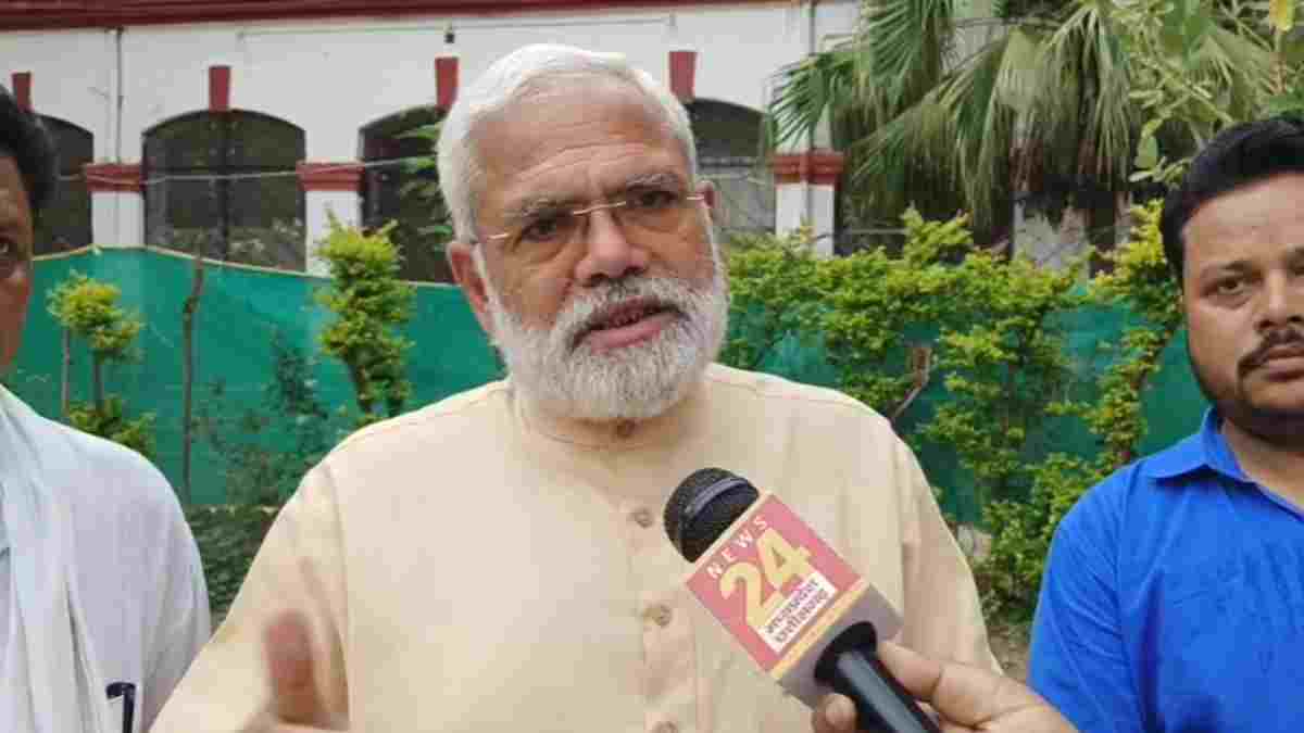 ‘मोदी’ ने मोदी को बताया अवतार पुरुष: दतिया में उपचुनाव के बीच दादा महाराज कोठी पहुंचे PM के हमशक्ल, दीवान बोले- वो भगवान का स्वरूप