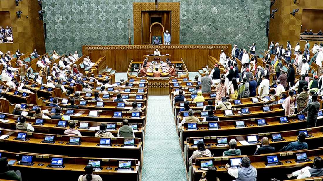 Parliament Monsoon Session: मानसून सत्र के दूसरे दिन भी लोकसभा में विपक्ष का हंगामा, दोनों सदनों की कार्यवाही 12 बजे तक स्थगित