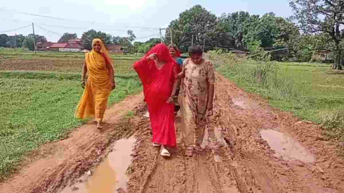मऊगंज में विकास ‘पैदल’: प्रसव पीड़ा में 1.2 किमी पैदल चलने को मजबूर हुई गर्भवती महिला, 650 करोड़ के भ्रष्टाचार के आरोपों के बीच खुली दावों की पोल