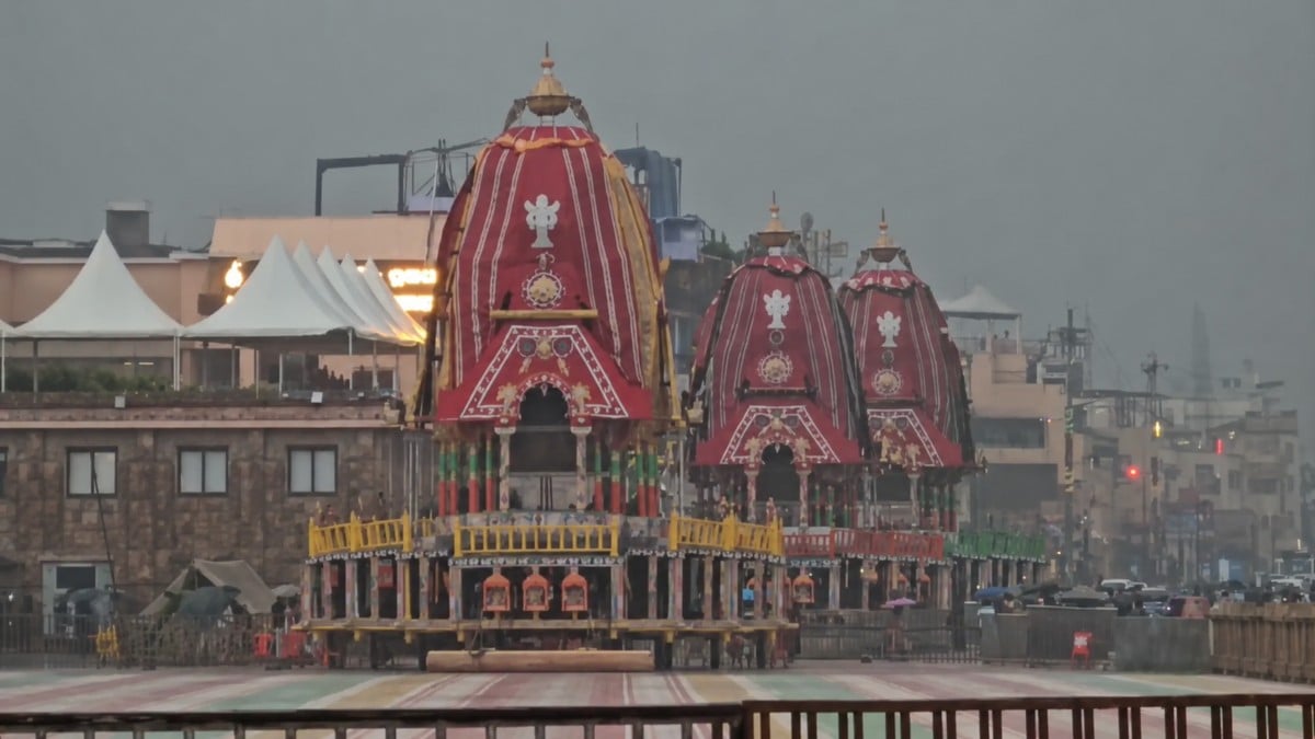 Puri Rath Yatra 2026: सज-धज कर सिंहद्वार पहुंचे तीनों दिव्य रथ, श्रीमंदिर प्रशासन ने जारी किया महाप्रभु का नीति-निर्धारित समय