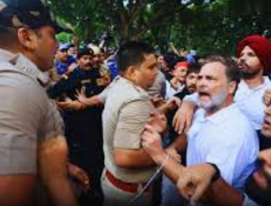 बच्चों पर लाठी, नेताओं पर गिरफ्तारी… अब सड़क पर उतरी कांग्रेस, PM आवास तक पहुंचा विरोध
