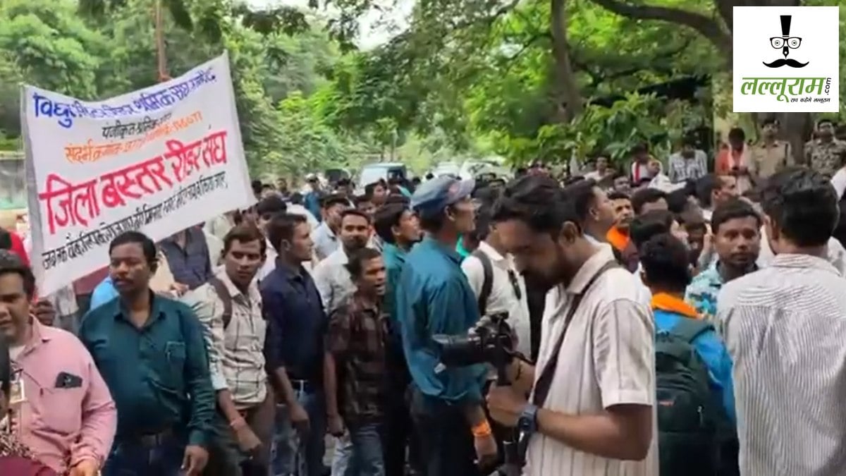 स्मार्ट मीटर का विरोध : प्रदेशभर के मीटर रीडरों ने CSEB मुख्यालय का किया घेराव, प्रदर्शन को कांग्रेस का मिला समर्थन
