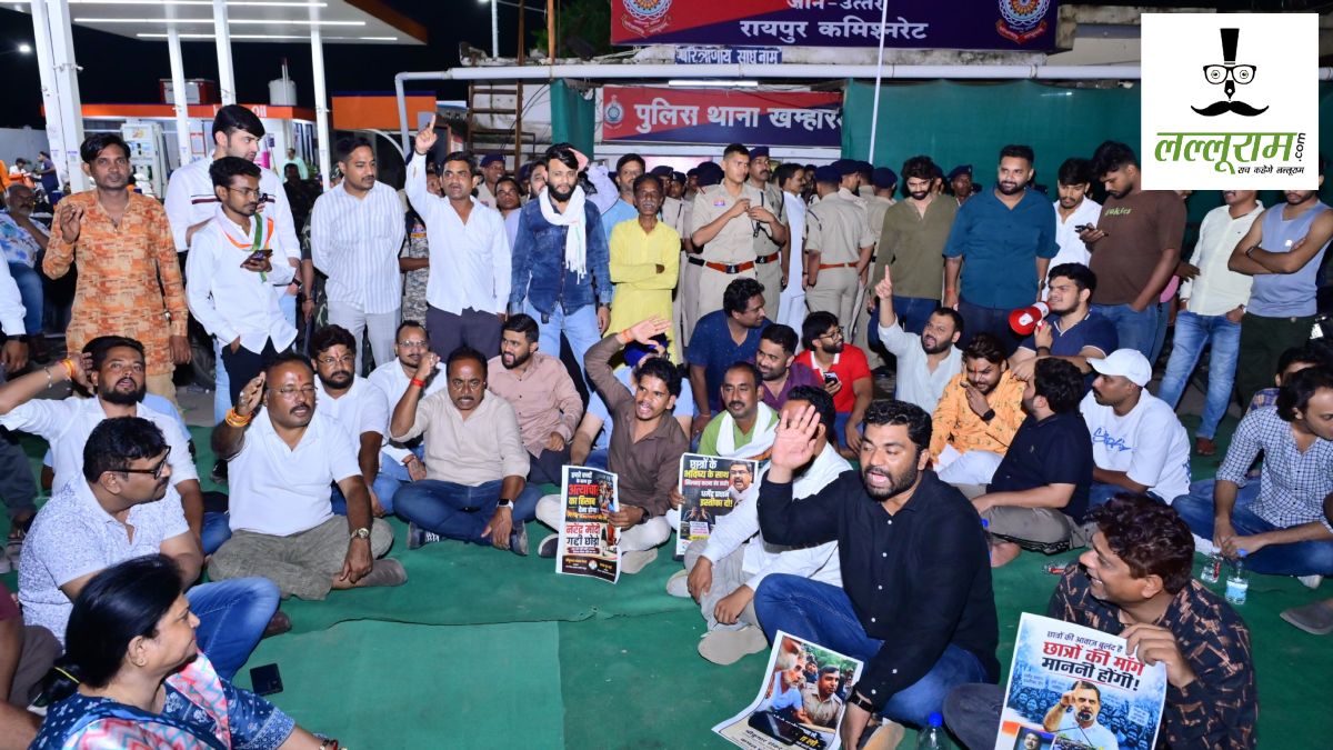 थाने के बाहर कांग्रेस का धरना : कार्यकर्ताओं पर दर्ज FIR का विरोध, भाजपा नेताओं पर कार्रवाई की मांग पर अड़े PCC चीफ बैज