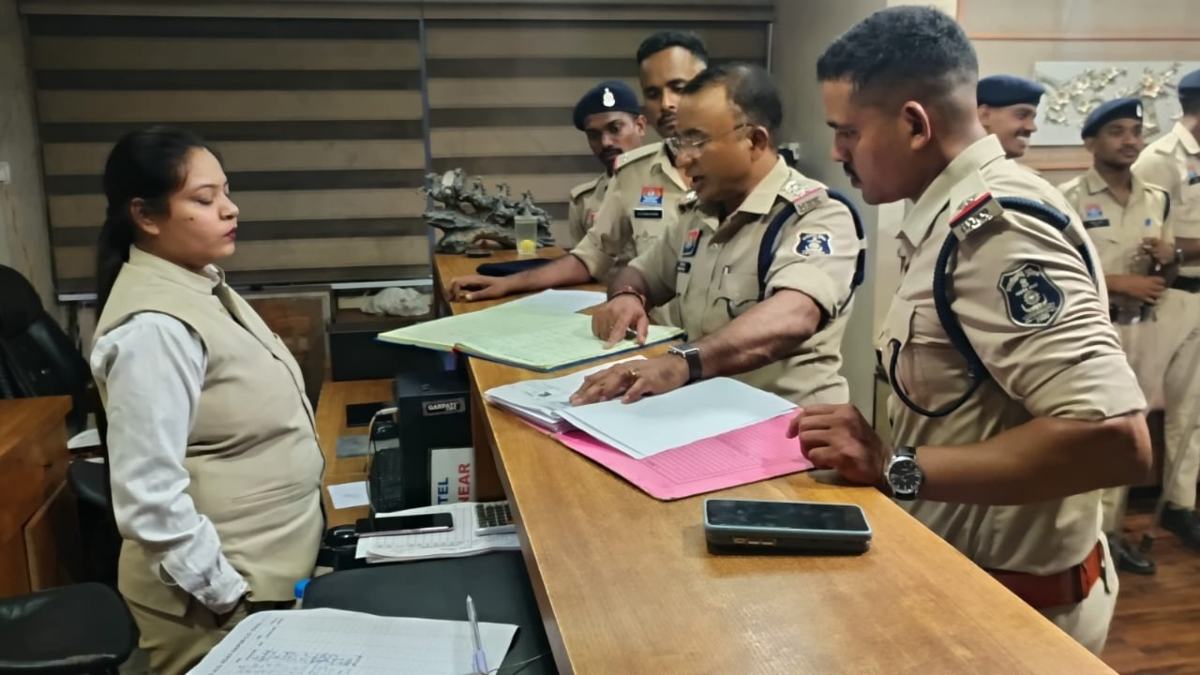 रायपुर कमिश्नरेट पुलिस का बड़ा एक्शन: सेंट्रल जोन के 89 होटल, लॉज और धर्मशालाओं में की सघन चेकिंग, 17 संदिग्धों का सत्यापन, 9 संचालकों को सुधार के दिए निर्देश