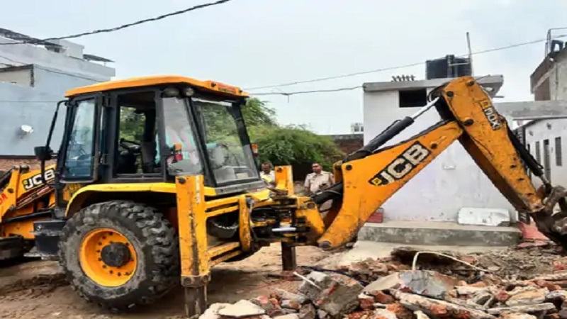 Jaipur News: जयपुर में हिस्ट्रीशीटर दंपती पर चला बुलडोजर, सरकारी जमीन से हटाया गया अतिक्रमण