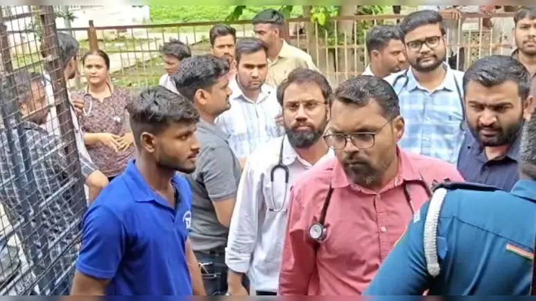 Kota Medical College: ICU में मरीज की मौत के बाद हंगामा, डॉक्टरों से मारपीट और तोड़फोड़