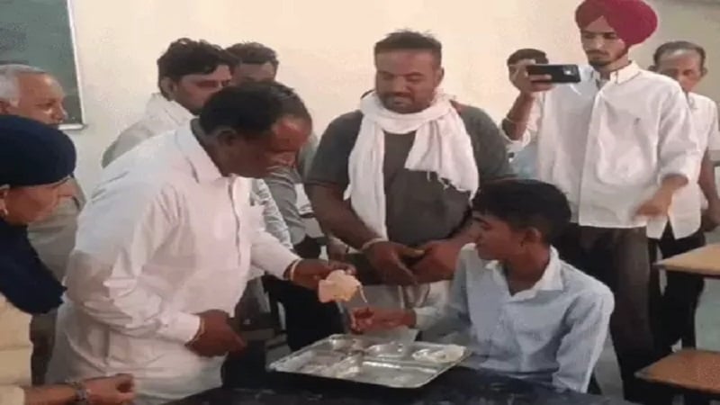 Sri Ganganagar: गर्मी में पसीने से लथपथ नवोदय के छात्र, परोसी जा रही कच्ची रोटियां