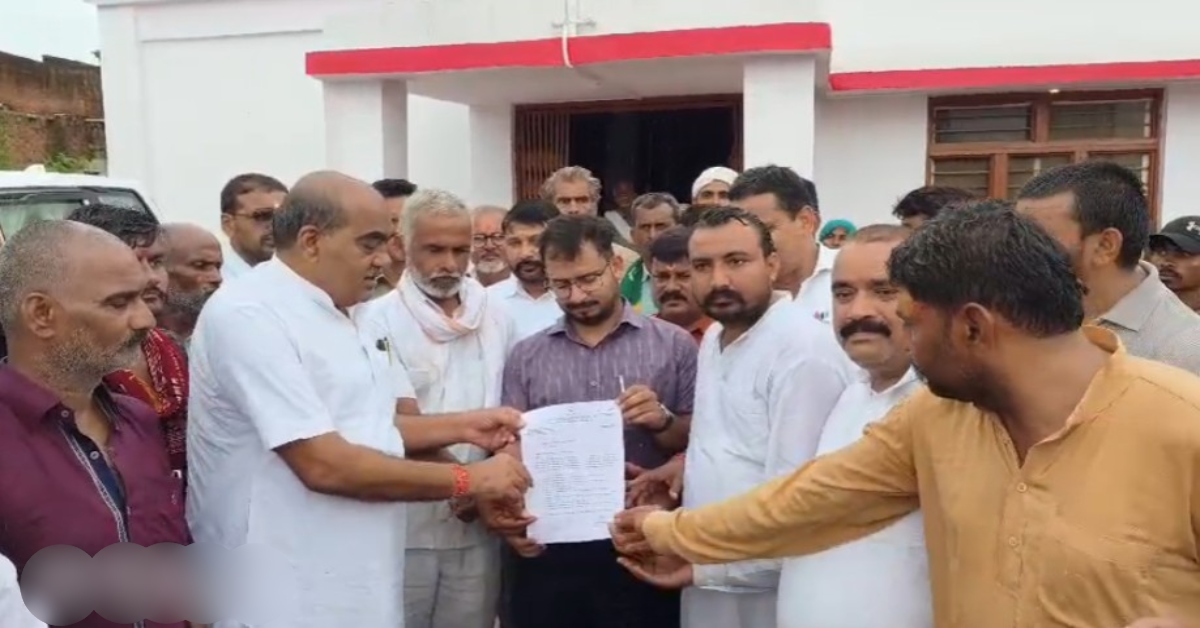 सड़कों के गड्ढों से बेहाल मझगवां! उग्र नारेबाजी के बीच एसडीएम कार्यालय घेरा, 10 सूत्रीय मांगों पर अड़े ग्रामीण