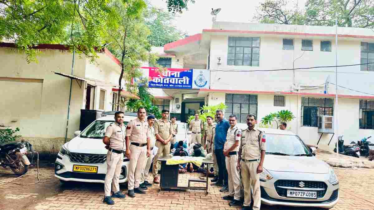 जुए के फड़ पर पुलिस की दबिश: रकम और घायलों को लेकर उठे सवाल! 17 आरोपी गिरफ्तार 