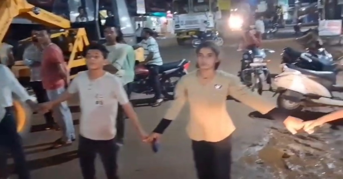 छात्राओं का पावर शो! बिल माइनस में… फिर भी 4 दिन से अंधकार, बिजली कंपनी की मनमानी के खिलाफ बेटियों का चक्काजाम