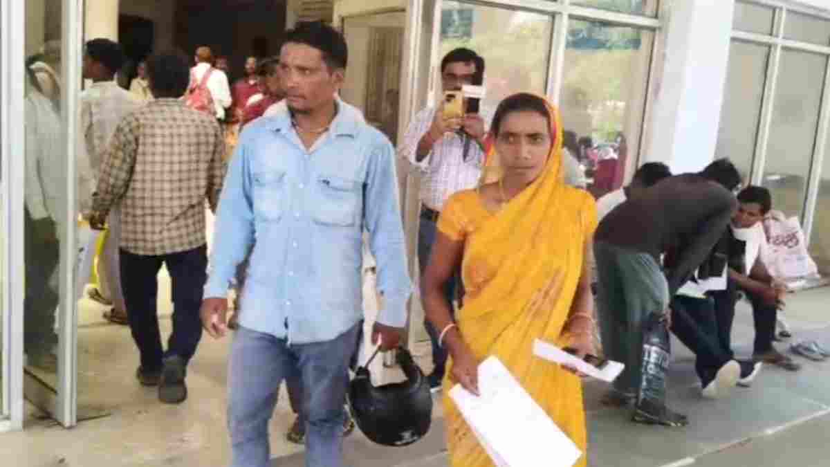 मैं जिंदा हूं साहब, 6 महीने से खुद को जीवित साबित करने के लिए भटक रही महिला, सरकारी योजनाओं से हुई वंचित  