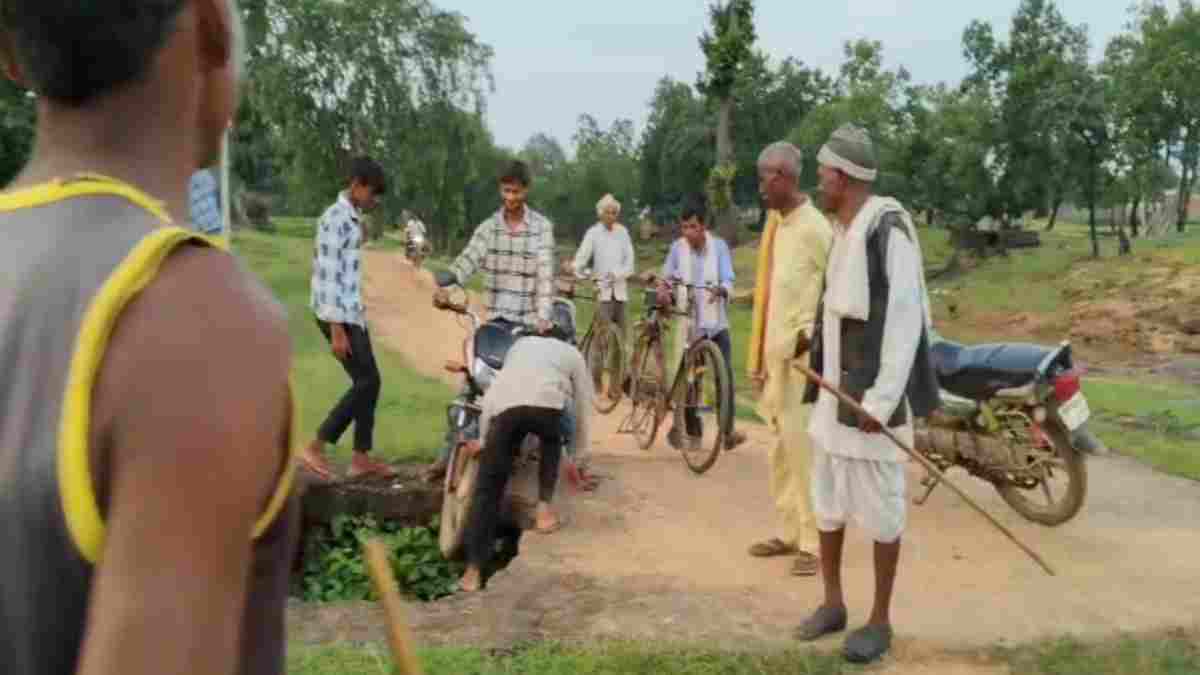 भ्रष्टाचार की भेंट चढ़ा पुल: भारी वाहनों का इंतजार किए बिना ही भरभरा कर ढहा, निर्माण की गुणवत्ता पर उठे गंभीर सवाल 