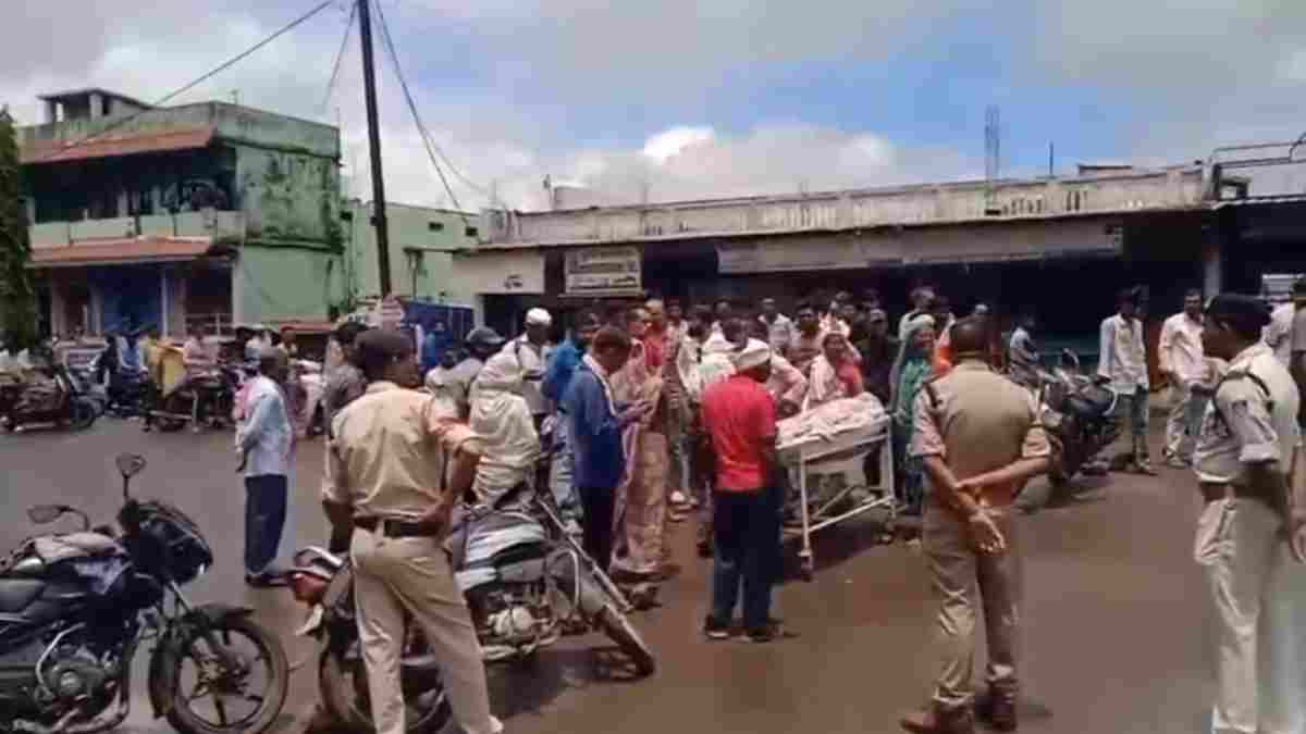 अस्पताल में इलाज न मिलने का आरोप: मरीज की मौत के बाद ग्रामीणों ने किया चक्का जाम, BMO को हटाने की मांग   