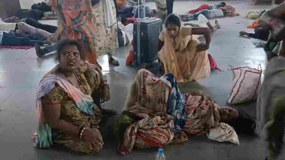 रेलवे स्टेशन पर महिला ने दिया बच्चे को जन्म: प्रतीक्षालय में हुआ प्रसव, समय पर नहीं पहुंची एम्बुलेंस