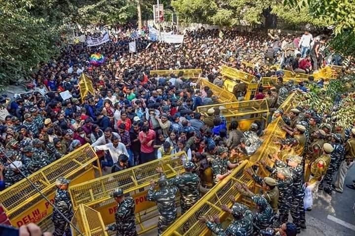छात्रों पर पुलिस कार्रवाई को लेकर कांग्रेस का हमला, सुरजेवाला बोले- ‘ये प्रजातंत्र नहीं, लठतंत्र है’; दीपेंद्र हुड्डा ने संसद में आवाज दबाने का लगाया आरोप