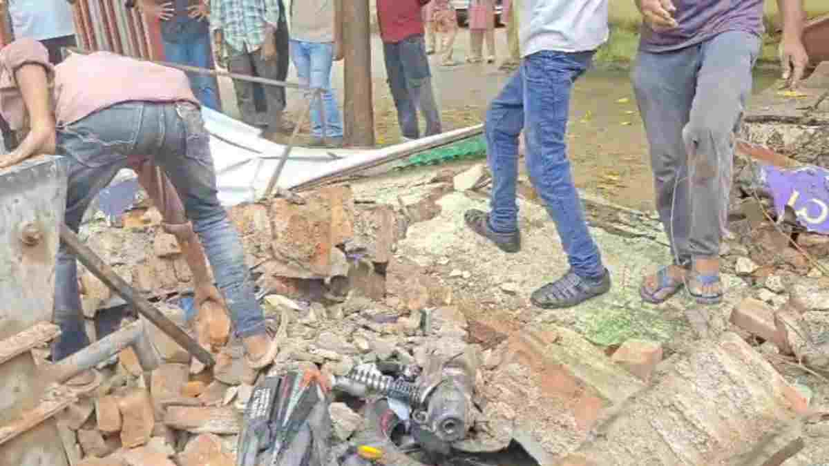 सतना में गर्ल्स स्कूल की बाउंड्री ढही, छात्रा समेत तीन लोग मलबे में दबे, एक गंभीर घायल