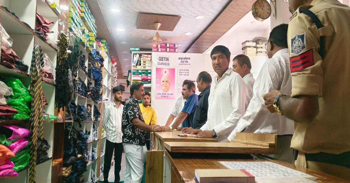 सतवास में एक ही दुकान पर 12 स्कूलों की यूनिफॉर्म, शिकायतों के बाद जांच में खुलासा; प्रशासन ने किया सील