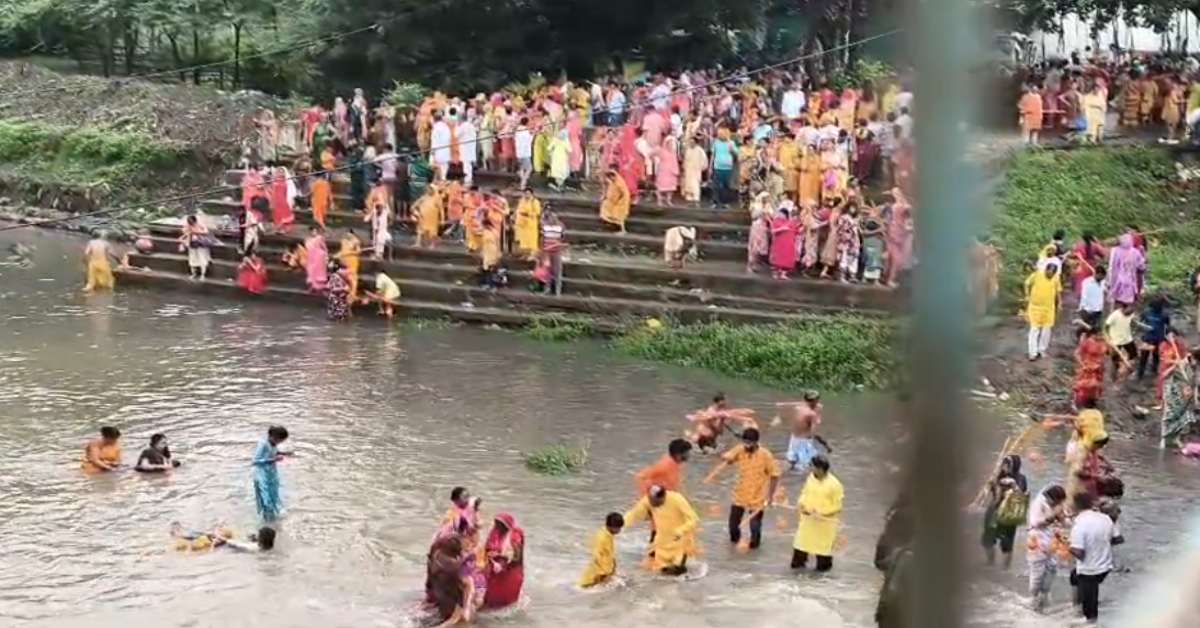 श्री शिवाय नमस्तुभ्यं के जयकारों से गूंजा सीहोर: श्रावण के पहले दिन सीवन नदी से जल भरकर निकले हजारों कांवड़िए, ​प्रदीप मिश्रा ने दिया ये संदेश