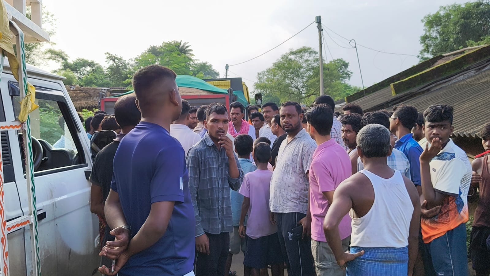 सरायकेला में बड़ा हादसा टला: अनियंत्रित बालू लदा डंपर घर में घुसा, मलबे में दबे तीन बच्चे सुरक्षित, ग्रामीणों ने किया सड़क जाम