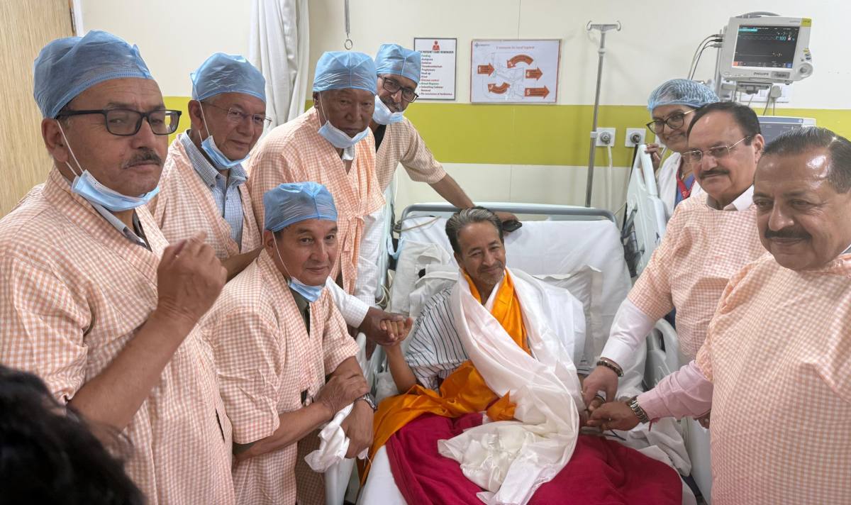 सोनम वांगचुक ने 26 दिन बाद भूख हड़ताल खत्म की: जेपी नड्डा रात 12.30 बजे मेदांता हॉस्पिटल जाकर जूस पिलाया, CJP का प्रदर्शन जारी