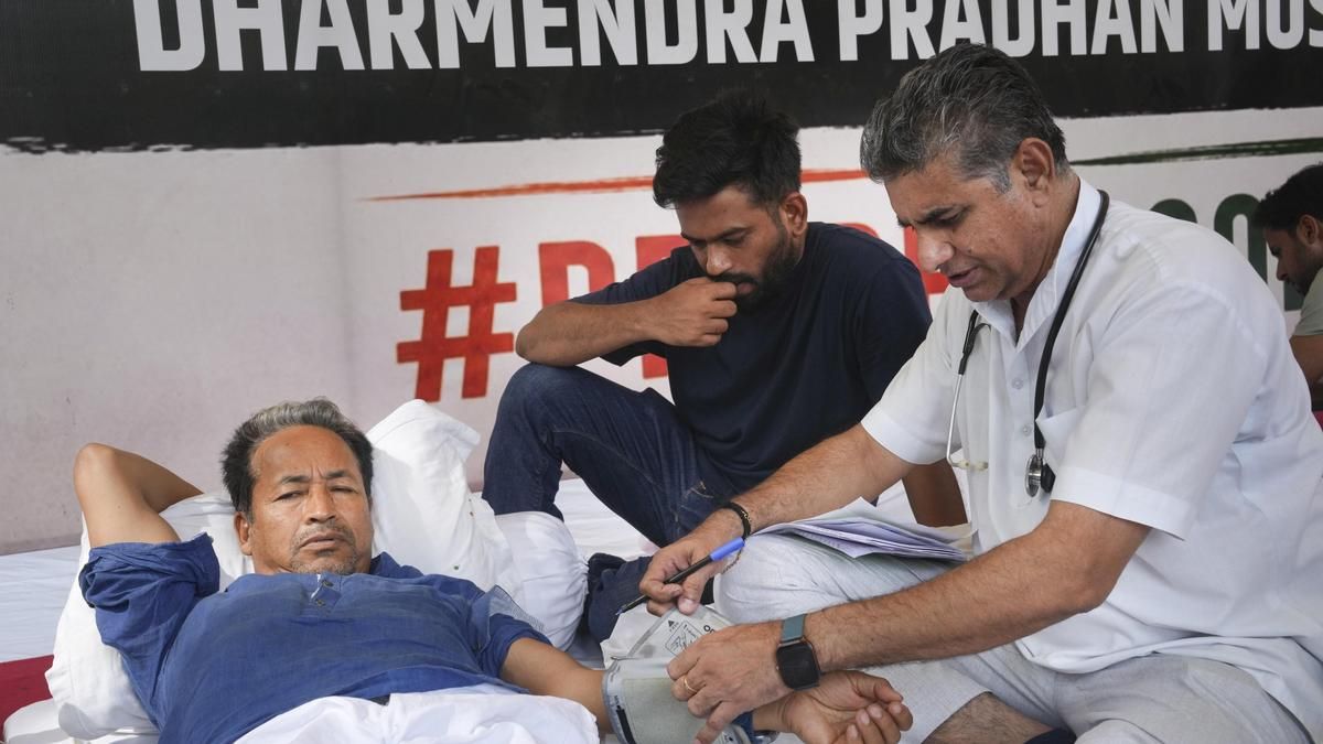 सोनम वांगचुक की तबीयत बिगड़ी, धर्मेंद्र प्रधान के इस्तीफे की मांग को लेकर 7 दिन से भूख हड़ताल पर बैठे हैं