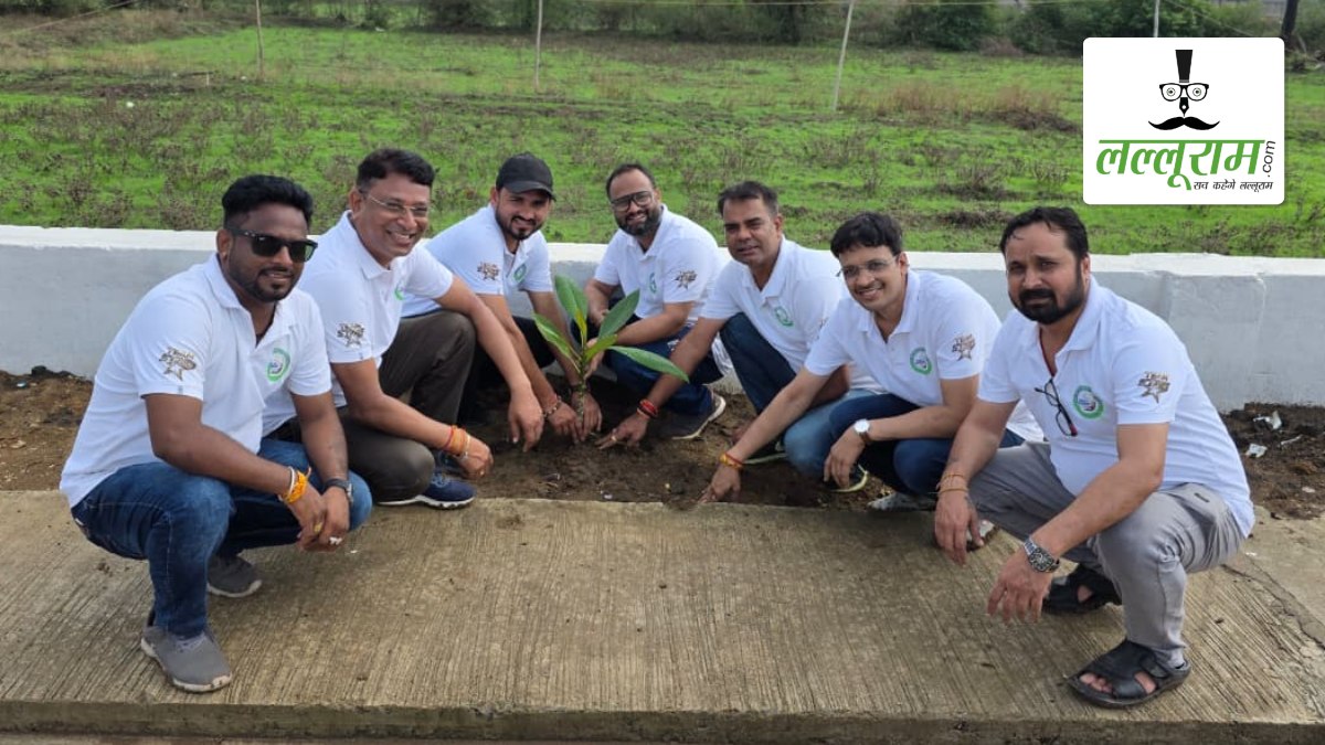 40 पौधों के रोपण से “हरियर मुंगेली-सुघ्घर मुंगेली” अभियान के 10वें वर्ष का शुभारंभ: स्टार्स ऑफ टुमॉरो वेलफेयर सोसायटी 9 वर्षों में लगा चुकी है 8 हजार से अधिक पौधे, अब वृक्ष बनकर बढ़ा रहे हैं जिले की हरियाली