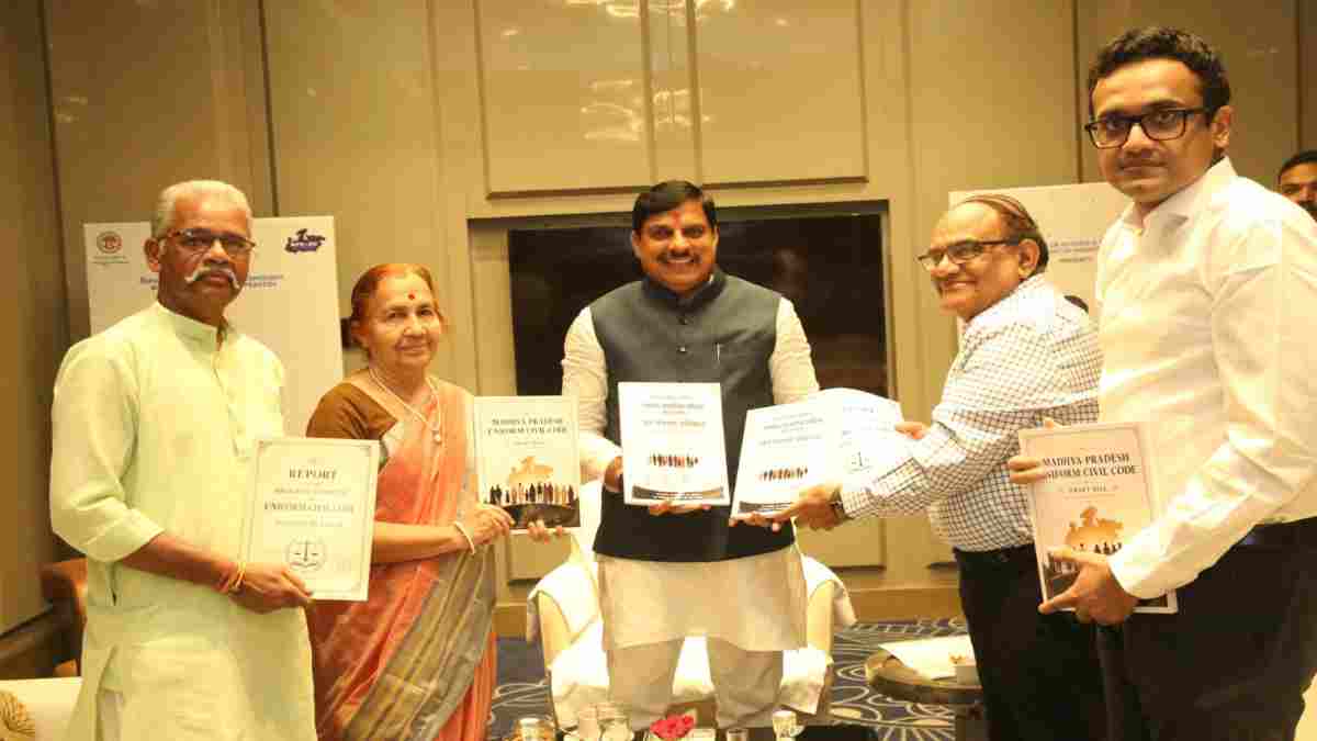 समिति ने सीएम डॉ. मोहन को सौंपा UCC का फाइनल प्रतिवेदन, 3 खंडों में बंद है पूरी कहानी