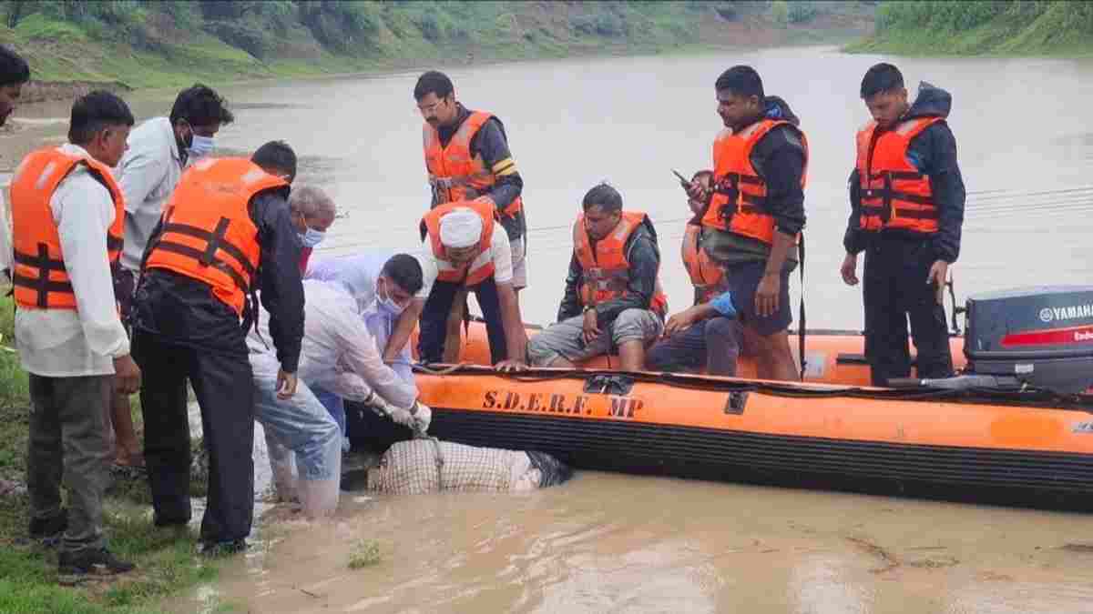 उफनते नाले में बहे सहायक सचिव का शव बरामद: सर्च ऑपरेशन के बाद चंबल नदी में मिली लाश, SDERF और होमगार्ड की टीम ने किया रेस्क्यू    